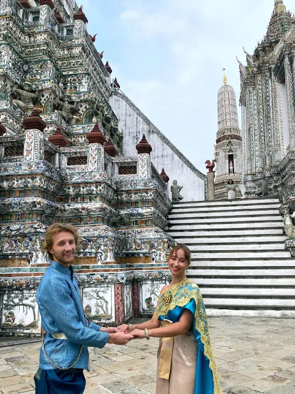 Vista-se com recato ao visitar o templo Wat Arun