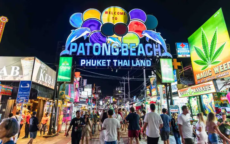 Bangla Road vibra com bares e shows em Patong