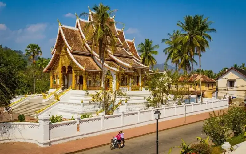 Manhã serena em Luang Prabang com monges