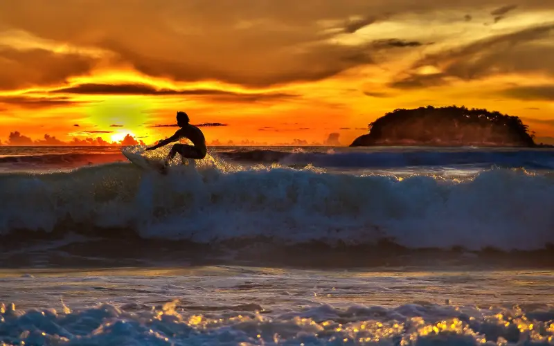Praia de Kata oferece pôr do sol e águas calmas