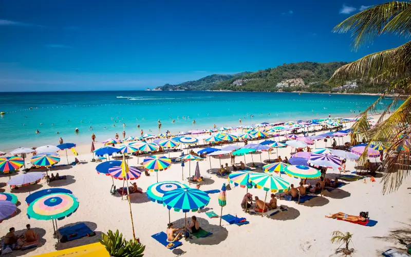 Praia de Patong mostra clima animado e popular