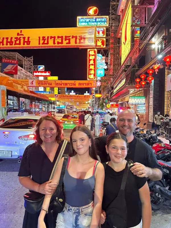 Pessoas exploram Yaowarat e provam comidas de rua