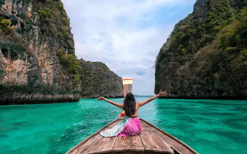 Ilhas Phi Phi têm falésias e águas cristalinas