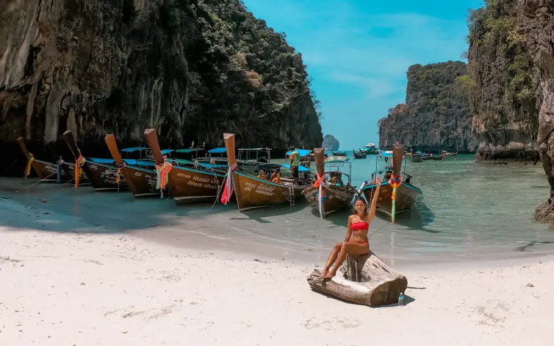 Ilhas Phi Phi têm águas turquesa e falésias