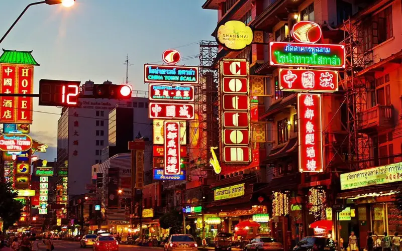 Noites em Chinatown brilham com luzes, sabores e energia