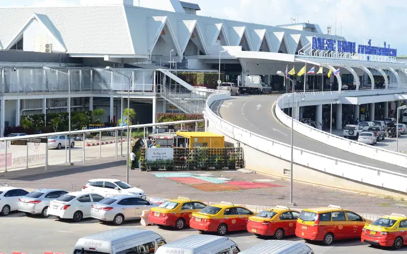 Visitantes terminam a viagem no aeroporto de Phuket