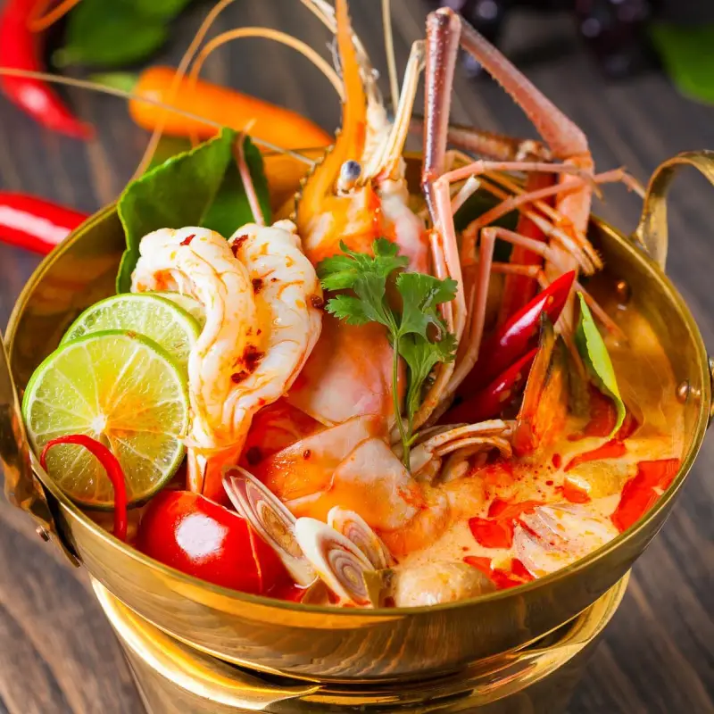 Visitantes saboreiam tom yum com frutos do mar