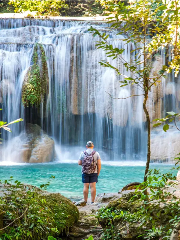 Visitantes apreciam Erawan entre mata verde