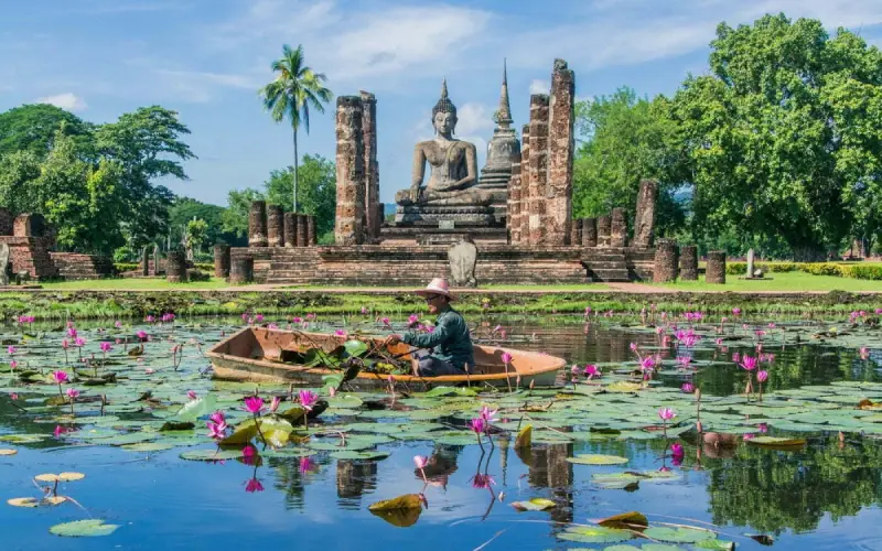 Visitantes exploram Sukhothai e lagos de lótus