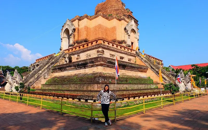 Viajantes admiram o antigo chedi de Chedi Luang