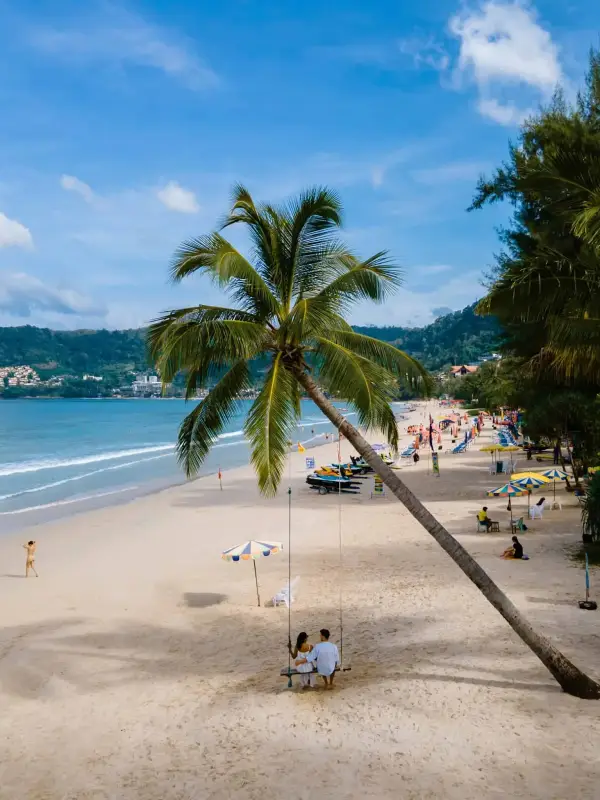 chartCasais curtem o mar e o pôr do sol romântico em Patong