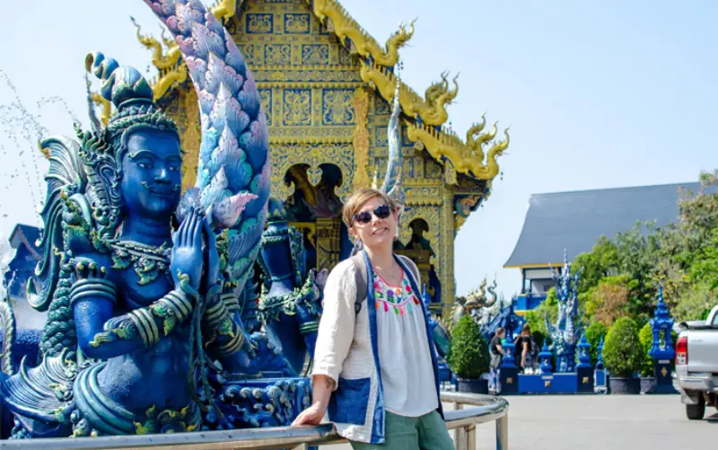 Explore Wat Rong Suea Ten e admire suas cores azuis