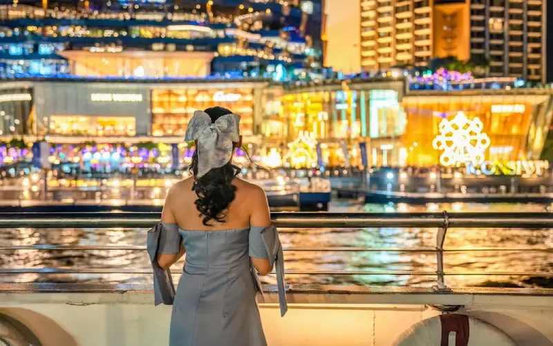 Do deque, veja o panorama iluminado com templos e ponte