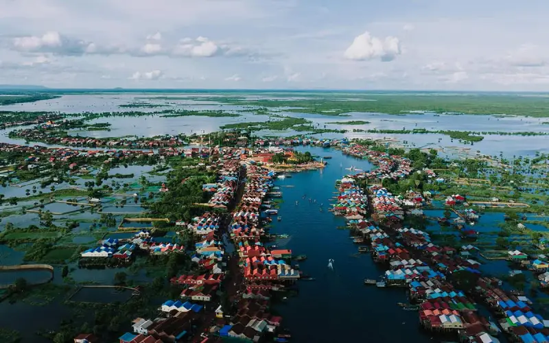 Conheça o maior vilarejo flutuante do Tonle Sap