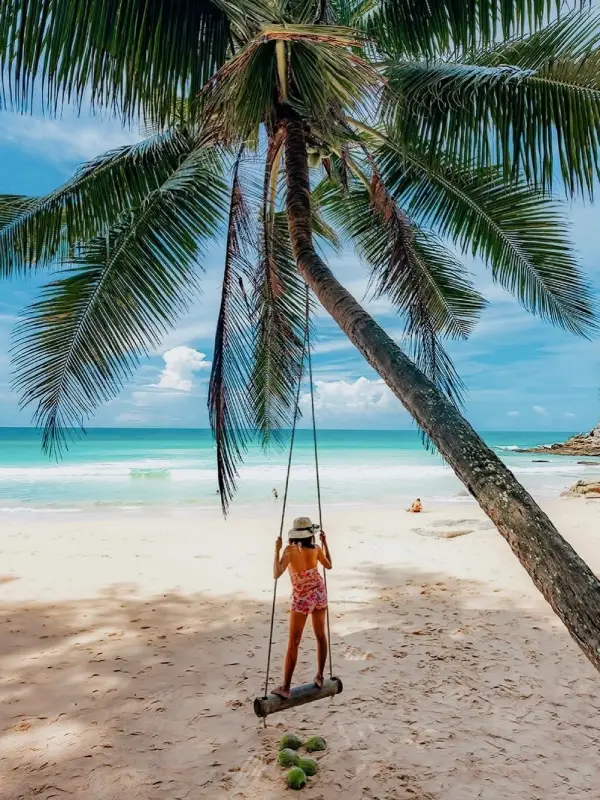 Em contraste, Surin Beach é mais movimentada