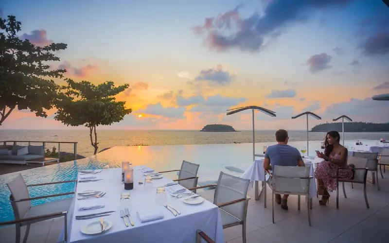 Phuket permite saborear comida com vista do mar