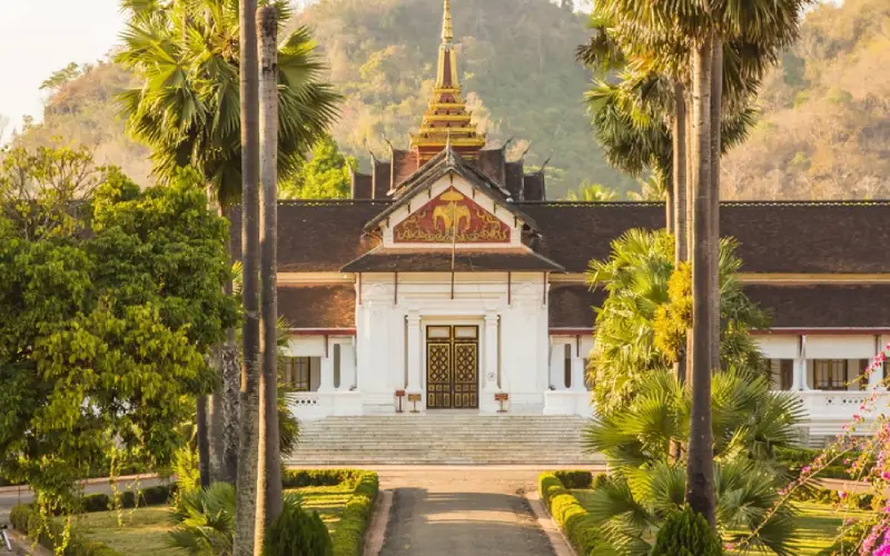 Visite o Palácio Real onde França encontra tradição laosiana