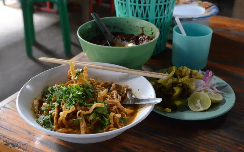 Prove Khao Soi e saboreie o curry cremoso de coco