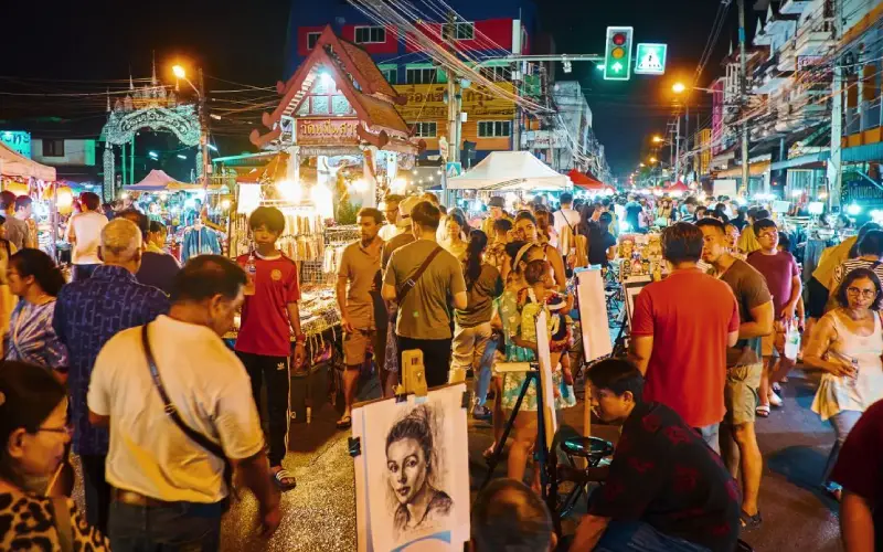 Visite o Night Bazaar e explore comidas e artesanato