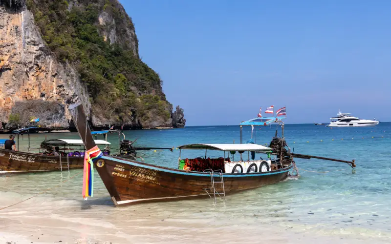 Explore Ilhas Phi Phi em barco longtail