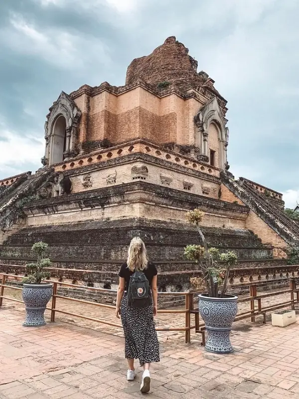 Visite Wat Chedi Luang e admire sua estupa imponente