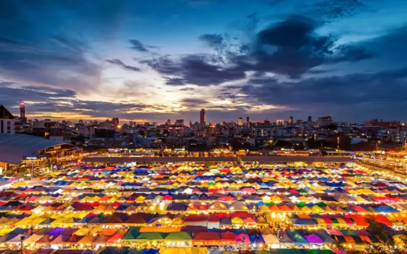 Explore mercados noturnos vibrantes da Tailandia