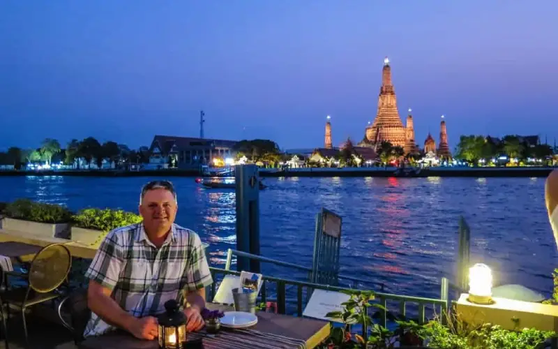 Hóspedes jantam em cruzeiro pelo Chao Phraya