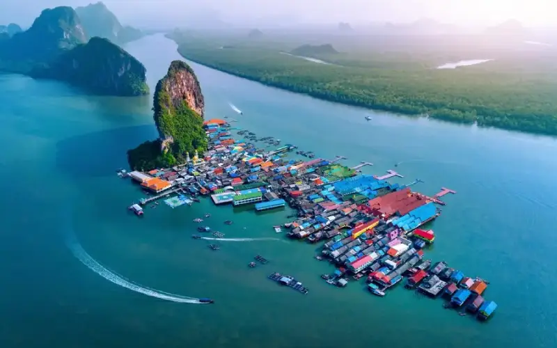 Koh Panyi é vila de pescadores sobre palafitas