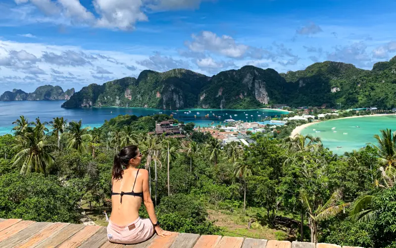 Koh Phi Phi tem águas claras e areia branca