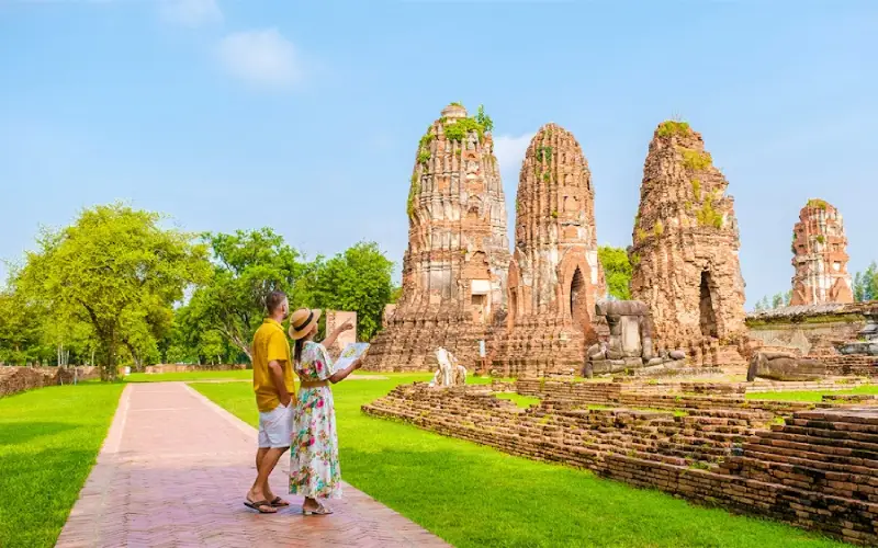 Manhã em Ayutthaya, onde a história desperta entre ruínas antigas