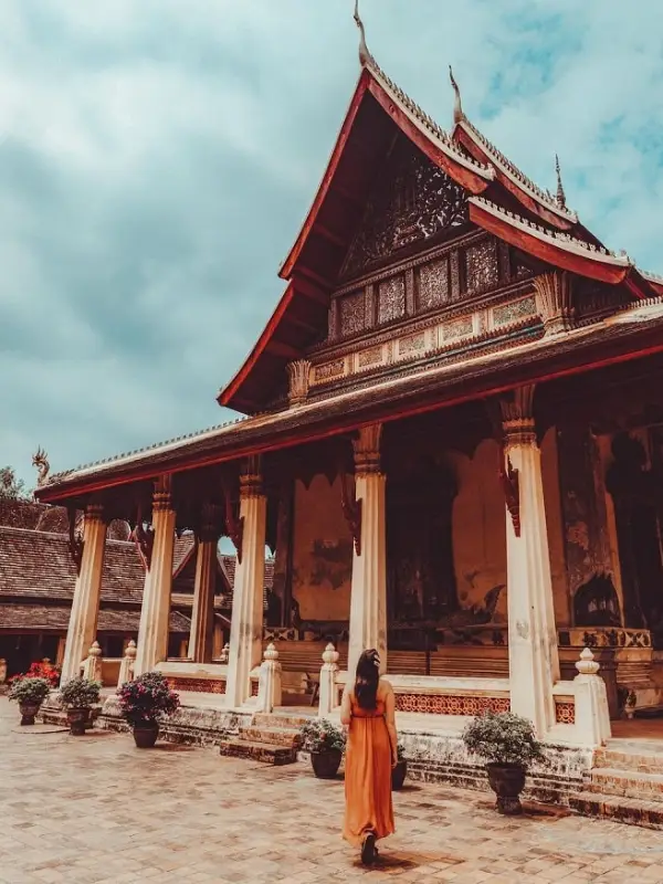 Explore Wat Sisaket e sua serenidade ancestral