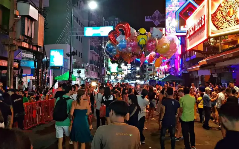 Khao San Road se enche de luzes e comidas vibrantes