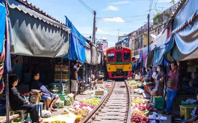 Mercado de Maeklong mistura cores, sons e sabores locais