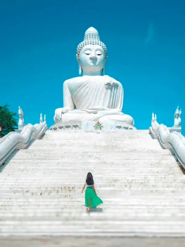 Big Buddha fica no topo da colina em Phuket