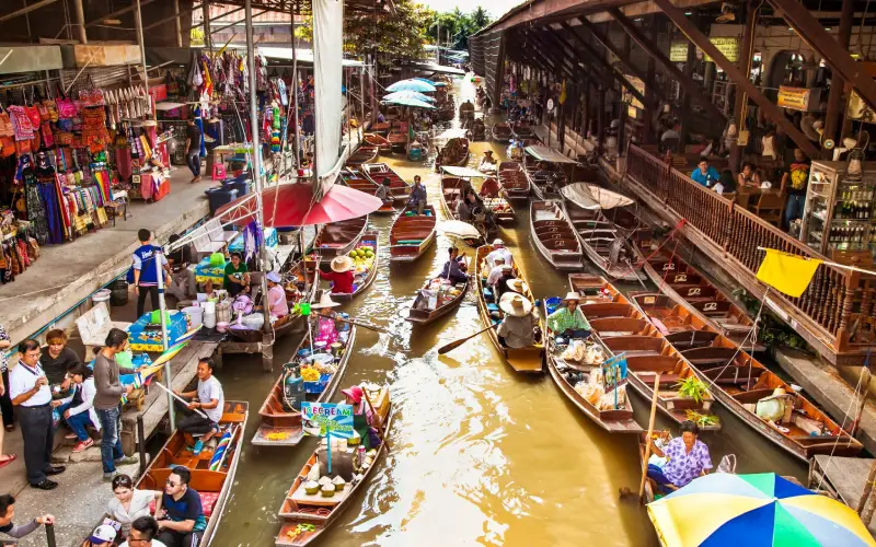 Mercado Flutuante de Damnoen Saduak ganha vida com barcos coloridos