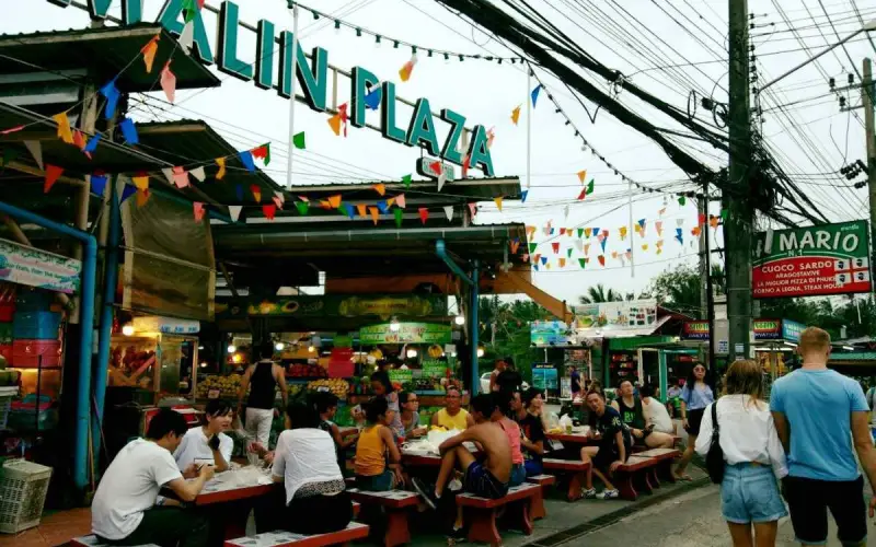 Malin Plaza oferece comidas de rua e souvenirs