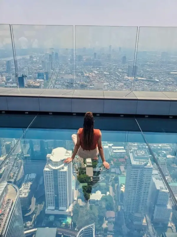 SkyWalk de vidro desafia os viajantes aventureiros