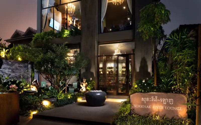 Sokkhak River serve pratos franceses e Khmer