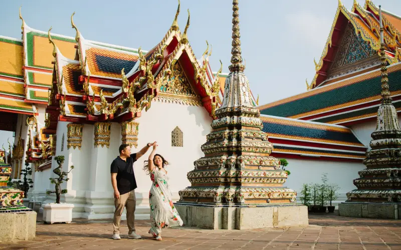Wat Pho reluz com telhados dourados e stupas ornamentadas