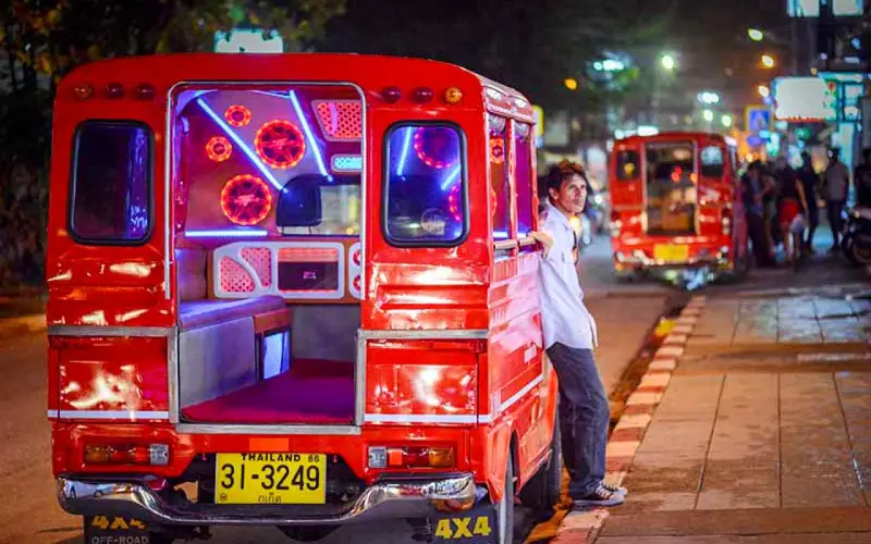 Tuk tuks coloridos são ideais para trajetos curtos