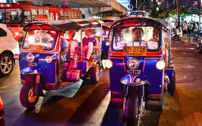 Tuk-tuks: transporte prático e icônico em Phuket