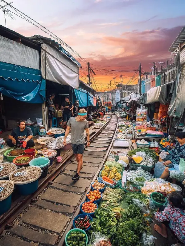 Vendedores do Maeklong recolhem barracas com passagem do trem