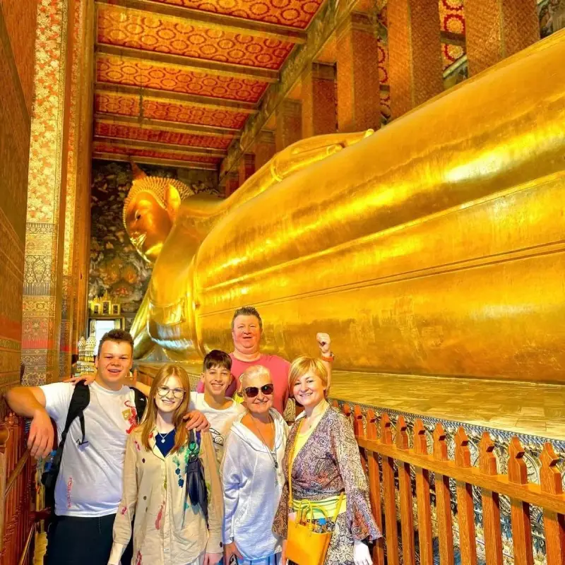 Pessoas admiram e fotografam o Buda Reclinado