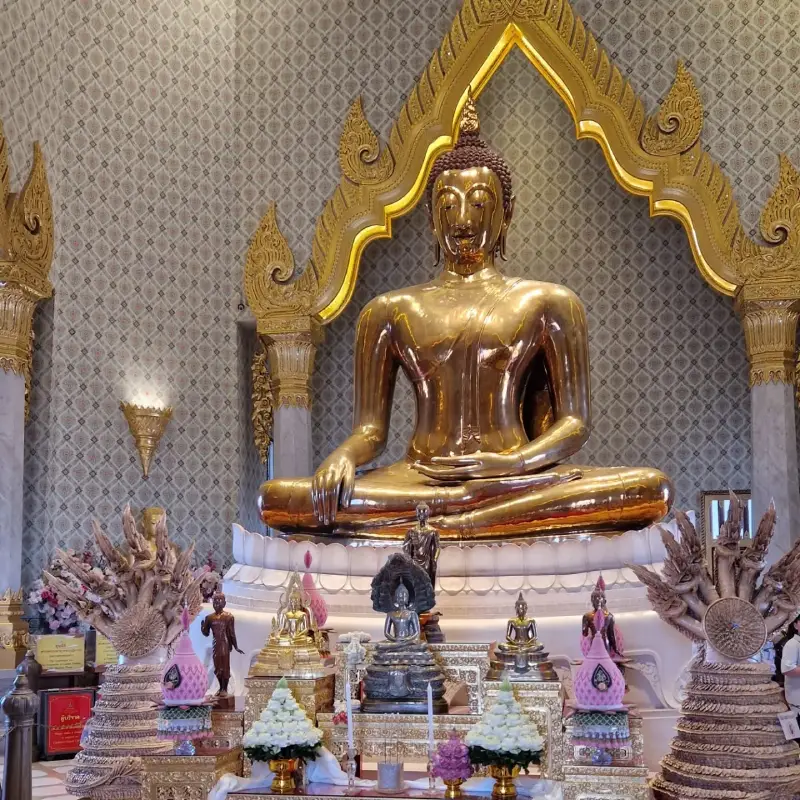 Visitantes admiram o Buda de Ouro no Wat Traimit