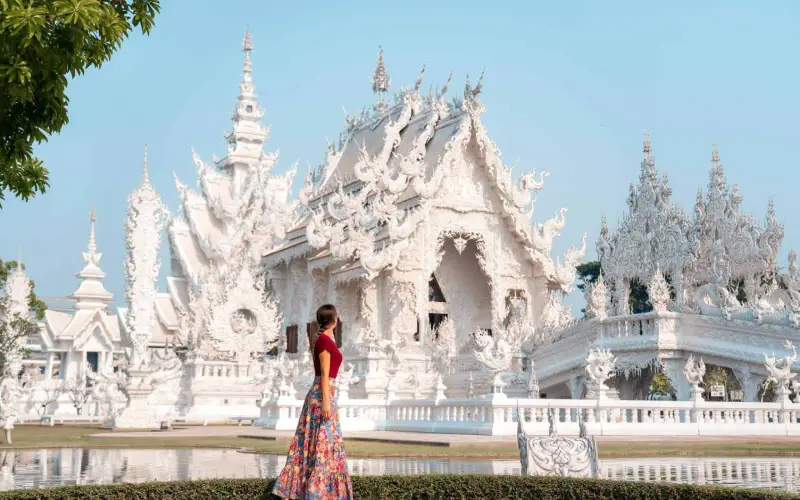 Os visitantes param em silêncio diante do Templo Branco