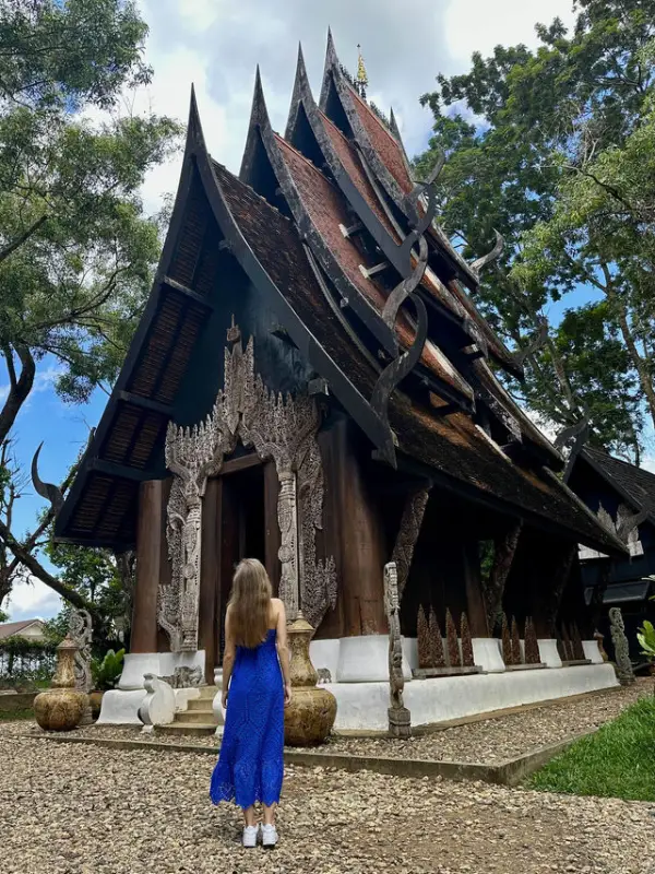 Pessoas exploram o Baan Dam de charme misterioso