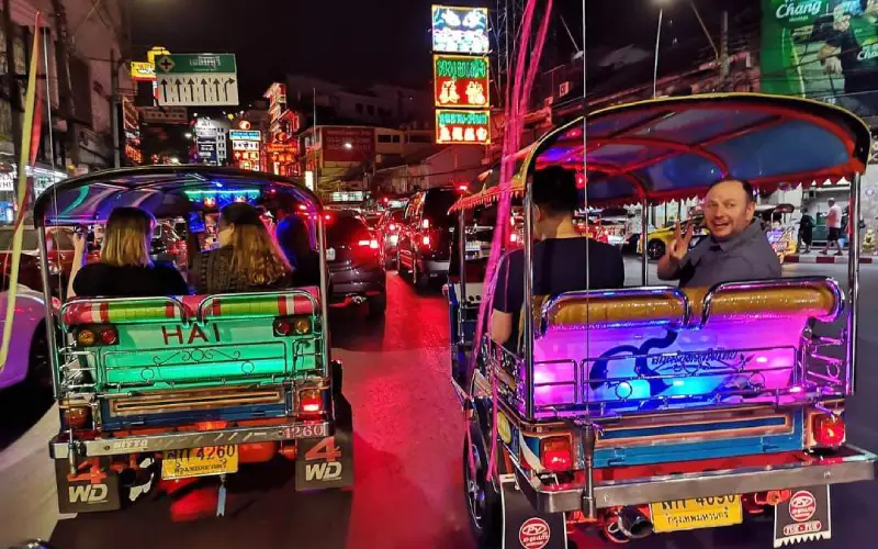 Passeio de Tuk Tuk em Bangkok torna a noite viva