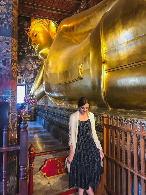 Posar com Buda Reclinado traz toque espiritual