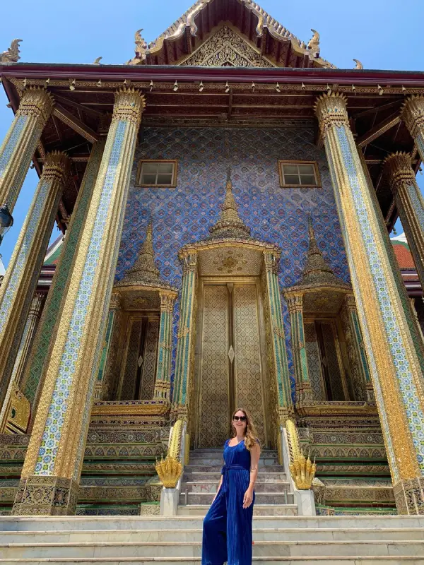 Visitantes veem templos dourados brilhando ao sol