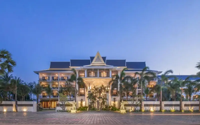 Resort elegante com quartos, piscina e jardins